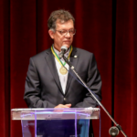 Laércio recebe comenda Júlio Prado Vasconcelos