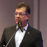 Compras com cartão de crédito e carnês crescem junto com vendas do comércio