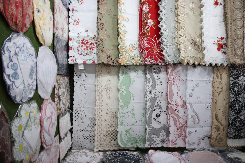 Tecidos feitos de renda Richelieu sendo vendidos no mercado de bordados 
