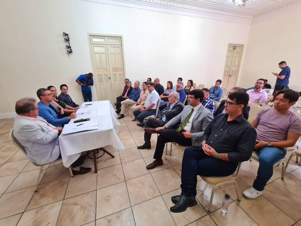 A reunião aconteceu no Palácio Museu Olímpio Campos e contou com a presença de cerca de 30 personalidades do segmento empresarial