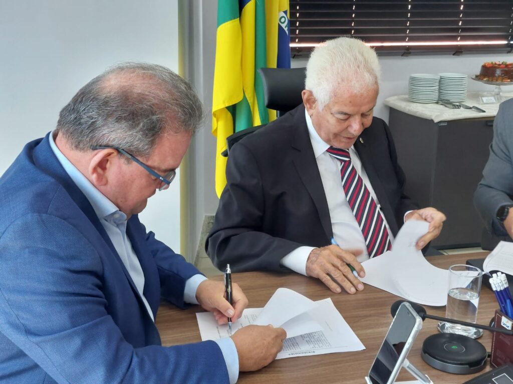 Presidente do Sistema Fecomércio/Sesc/Senac, Marcos Andrade, e reitor da Unit, Jouberto Uchôa