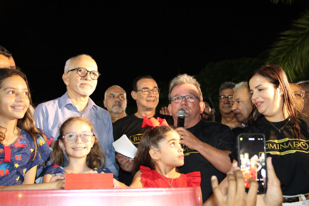 Luzes do Natal Iluminado são acesas em noite festiva.