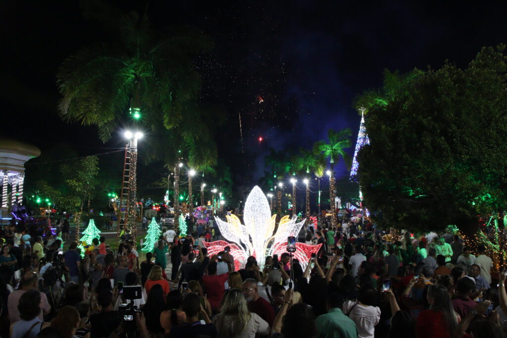 Luzes do Natal Iluminado são acesas em noite festiva. 