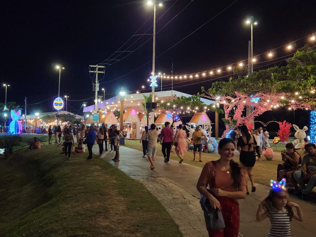 Vila da Páscoa Iluminada: Um Mundo Mágico à Beira-Mar