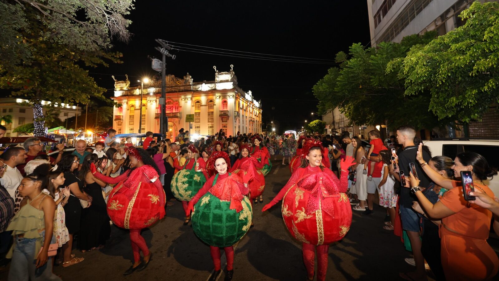 Desfile “Um Sonho de Natal” encanta público em Aracaju
