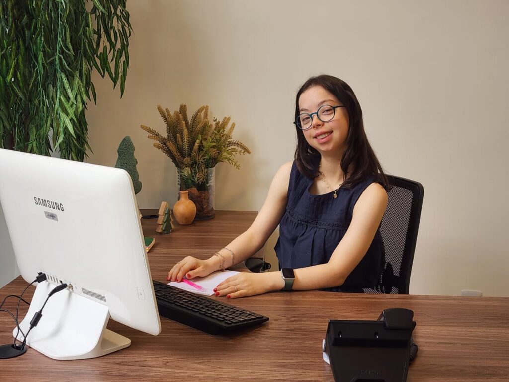 Fecomércio-SE conhece projeto de inclusão de pessoas com deficiência desenvolvido por Júlia Carvalho